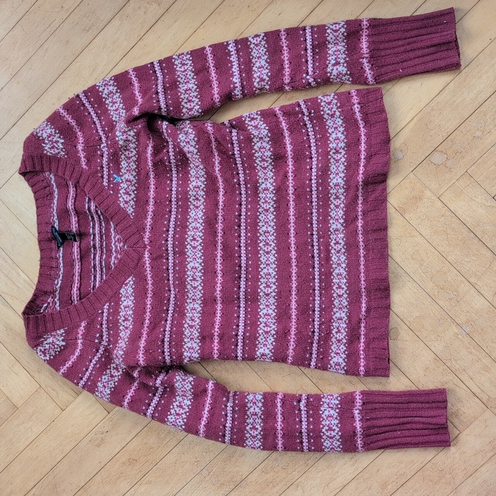 American Eagle soft red print V neck sweater size XS